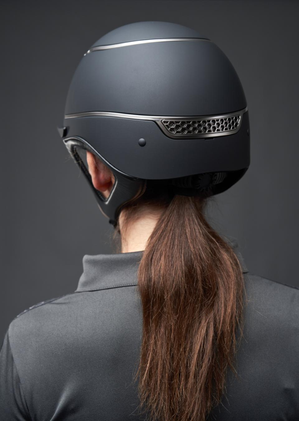 One K Xtreme ridehjelm - detaljer i krom