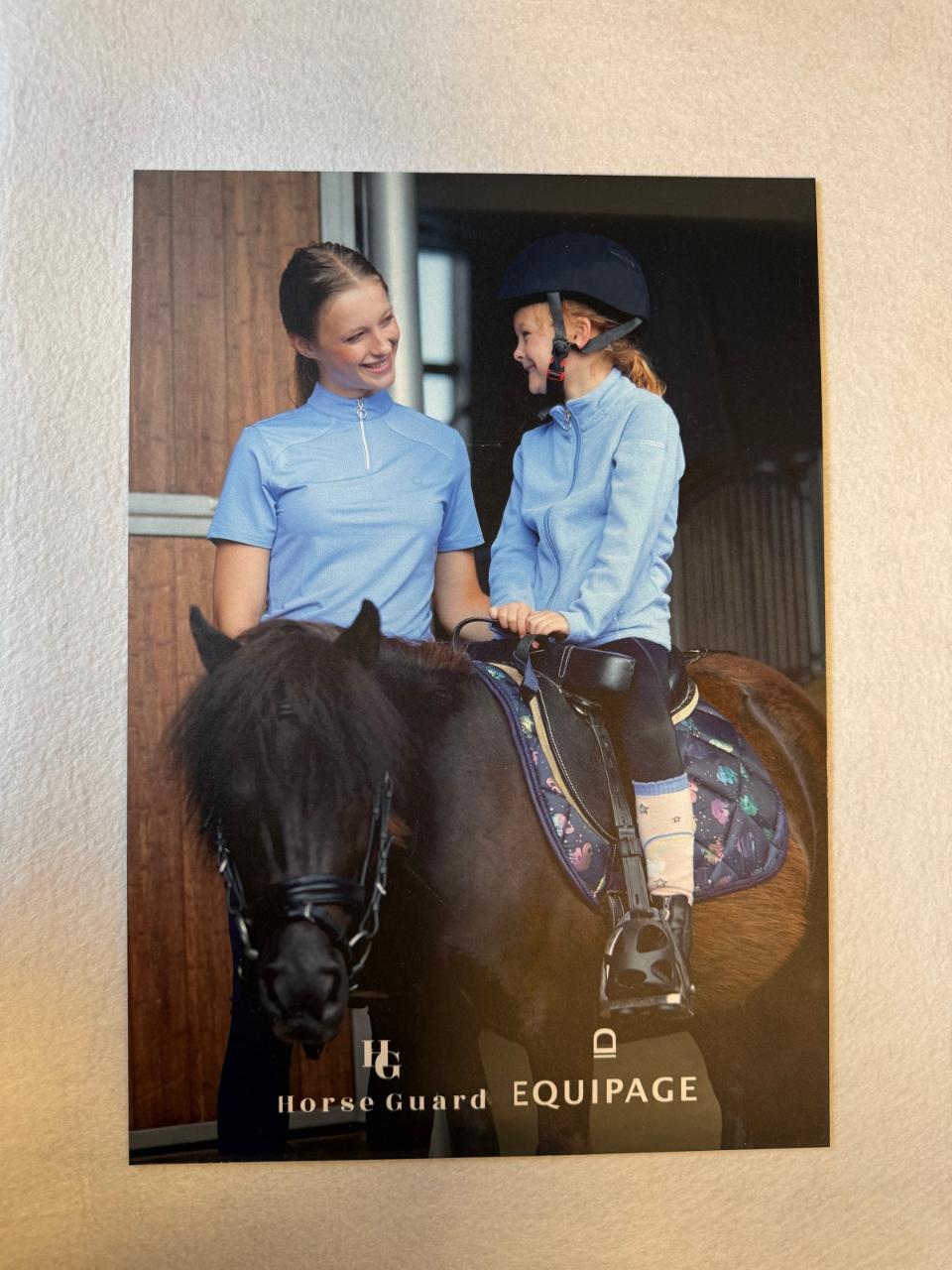 EQ SS24 Bordskilt A3 - Hasty og Gilly Jacaranda