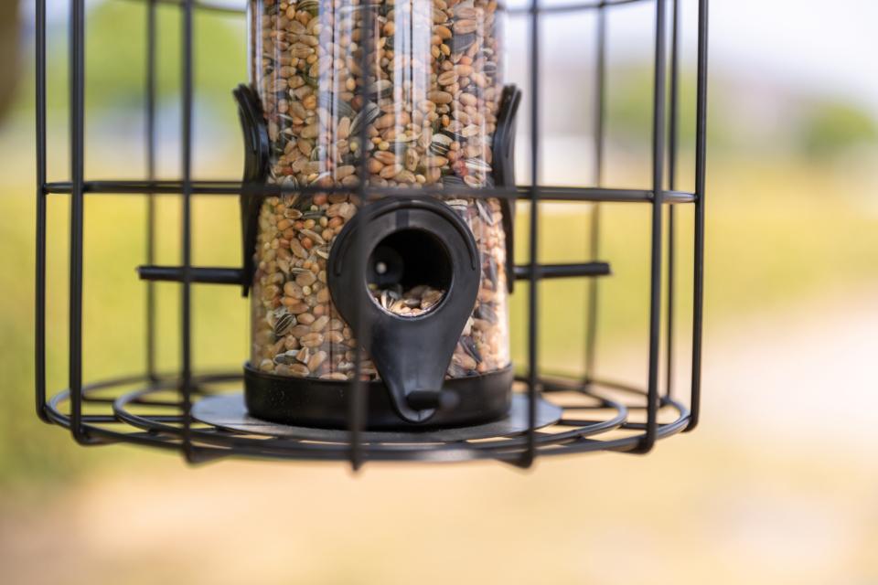Trixie foderdispenser med beskyttelsesgitter