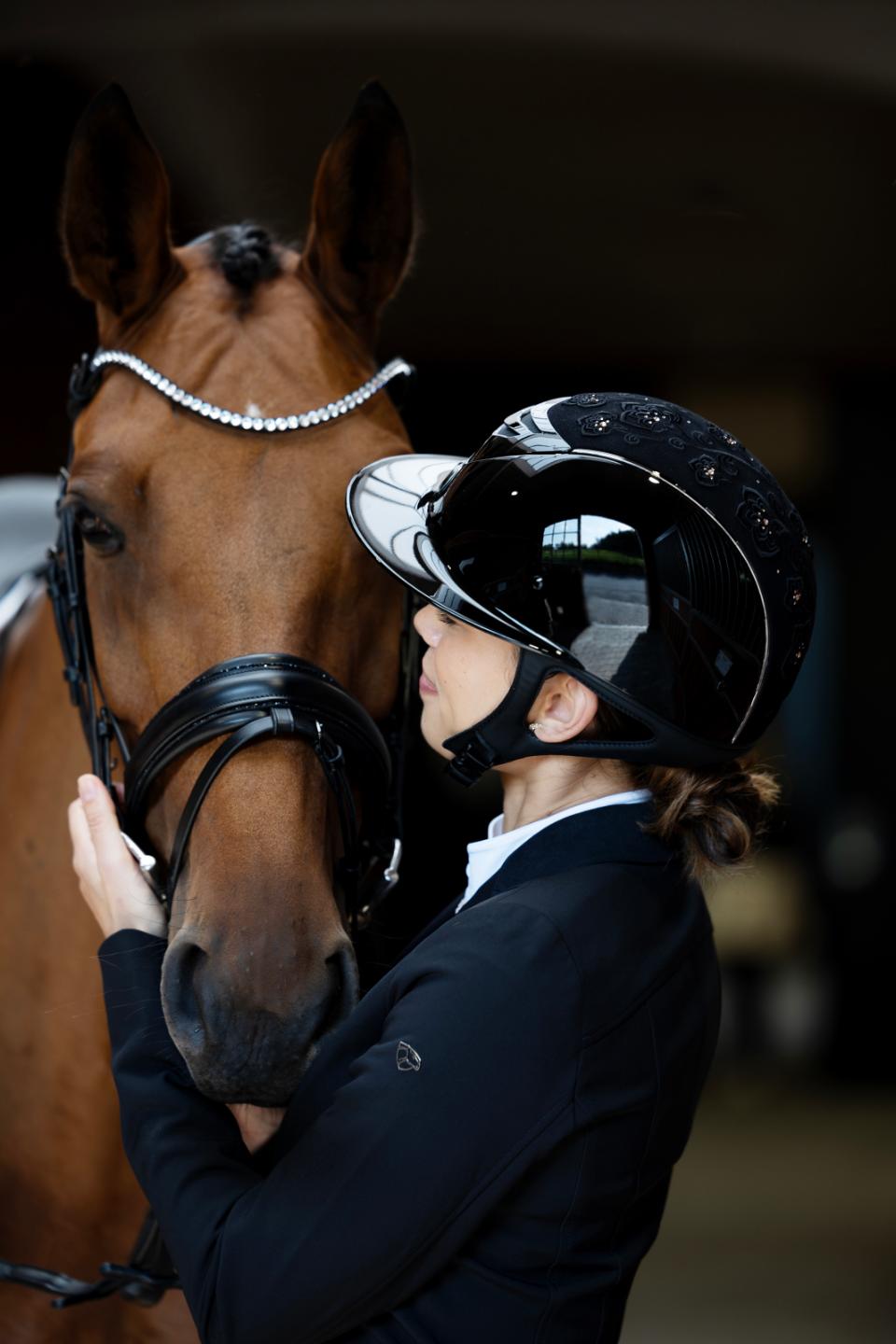 One K Avancé-ridehjelm – Broderet top, krom pipe