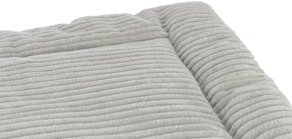 Trixie Jonna lying mat