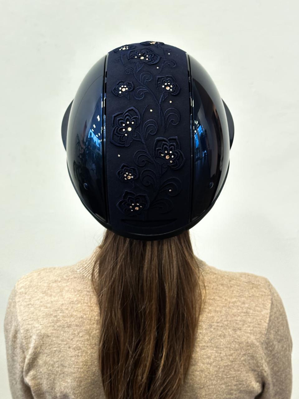 One K Avancé-ridehjelm – Broderet top, krom pipe