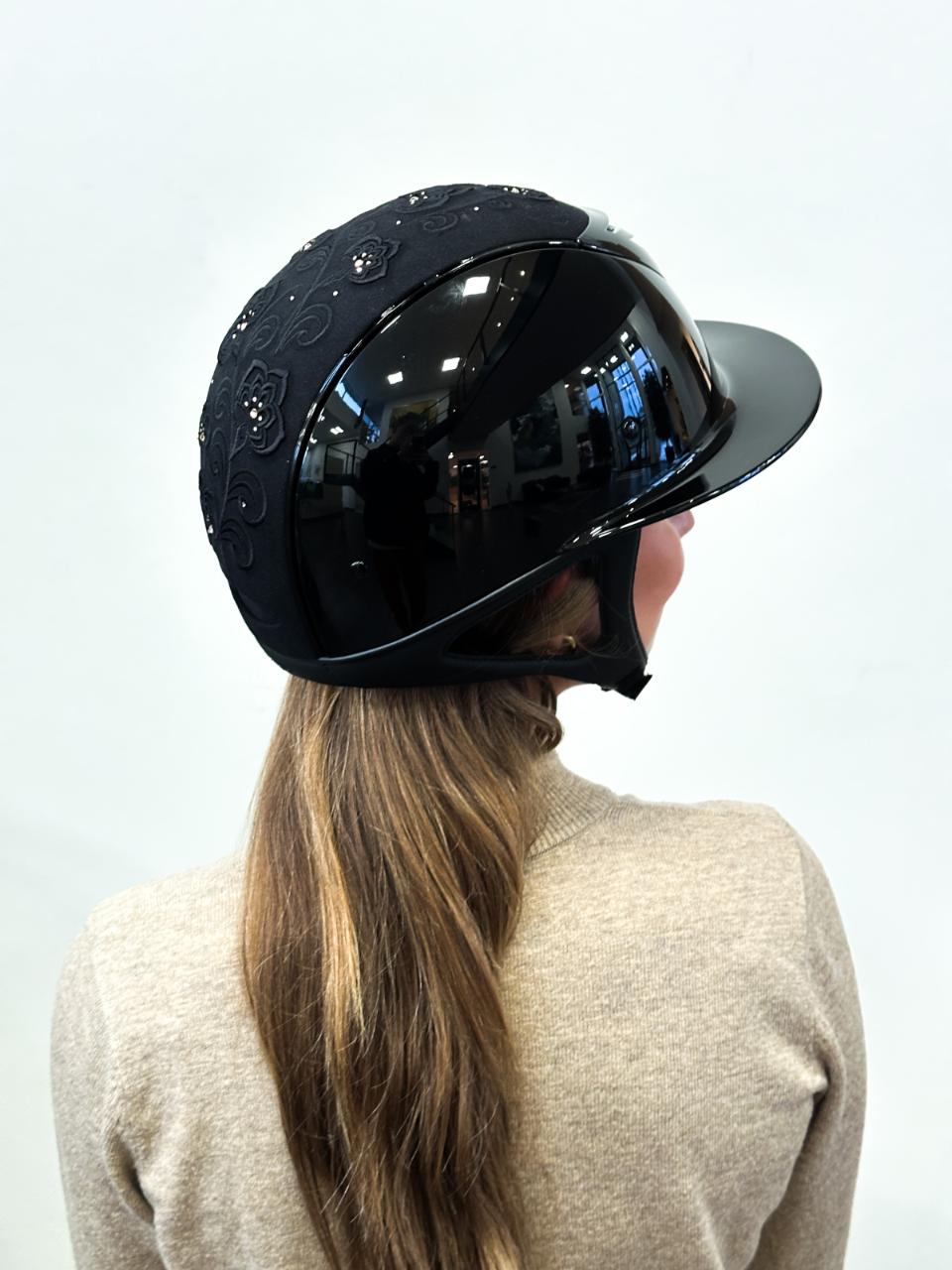 One K Avancé-ridehjelm – Broderet top, krom pipe