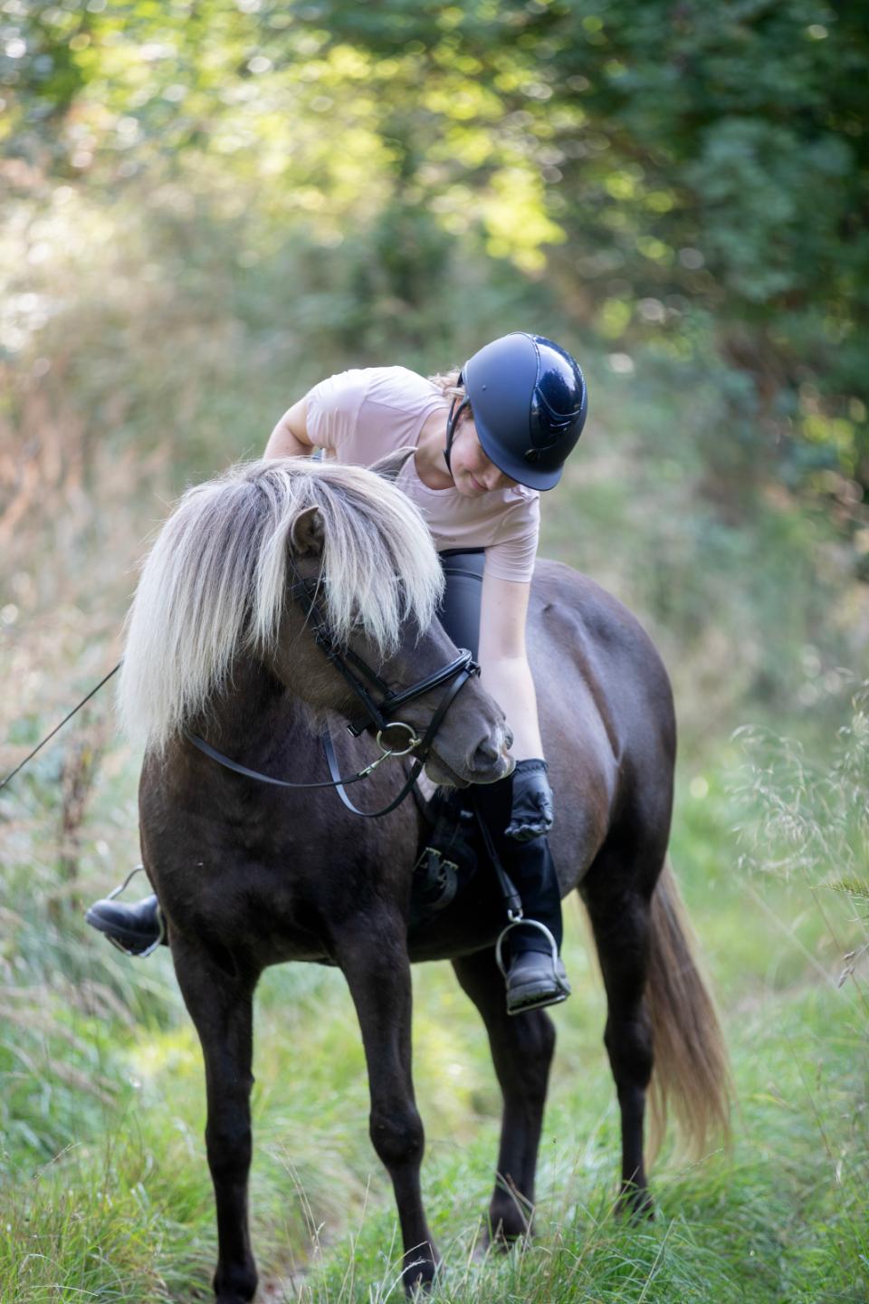 One K MIPS Defender-ridehjelm - glossy top, swarovski pipe