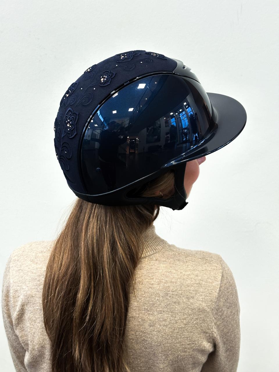 One K Avancé-ridehjelm – Broderet top, krom pipe