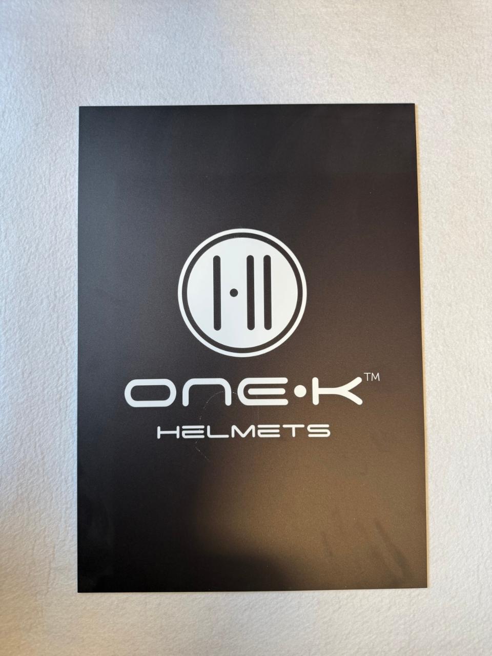 OneK Bordskilt A3 - OneK logo