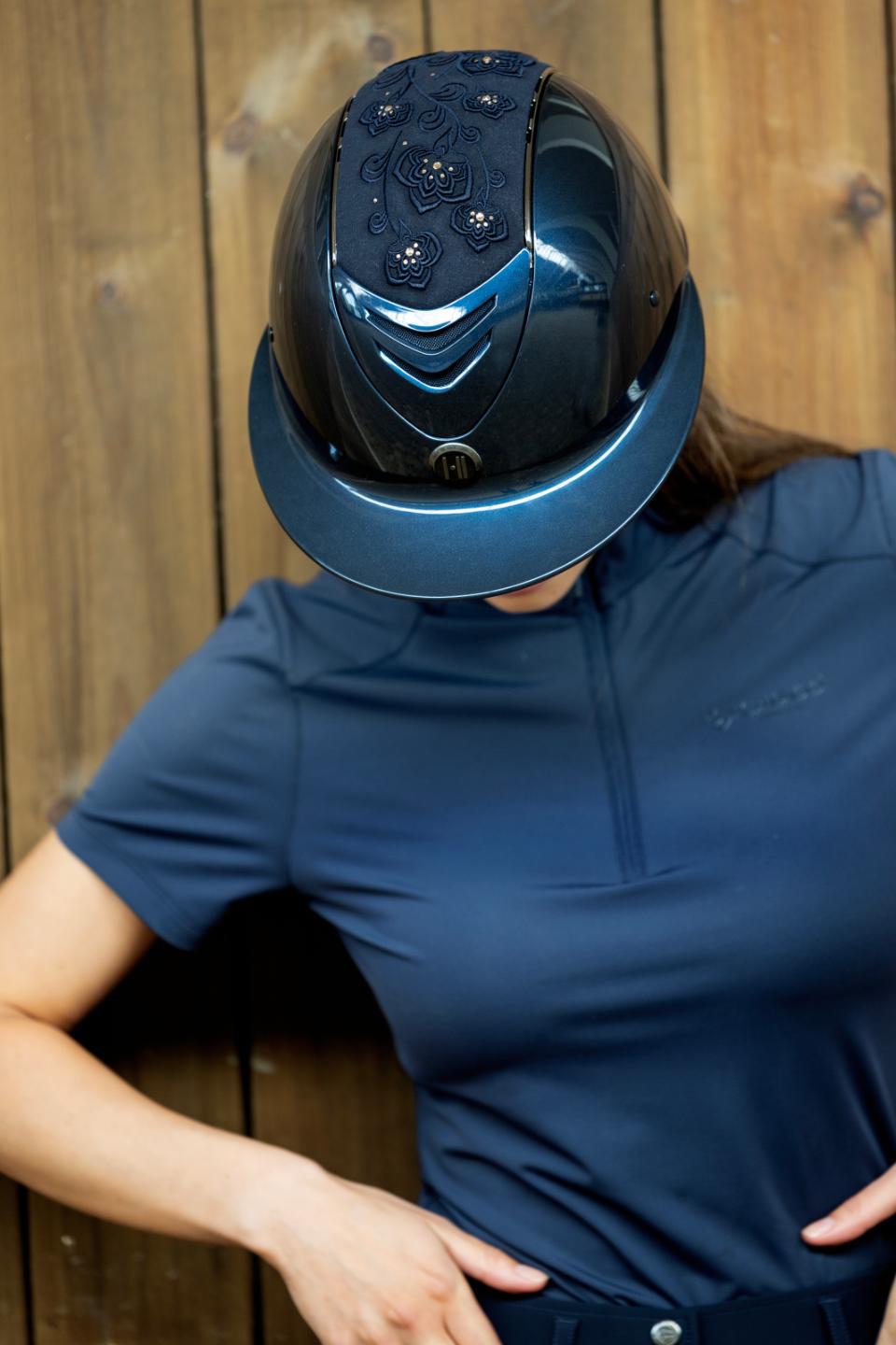 One K Avancé-ridehjelm – Broderet top, krom pipe