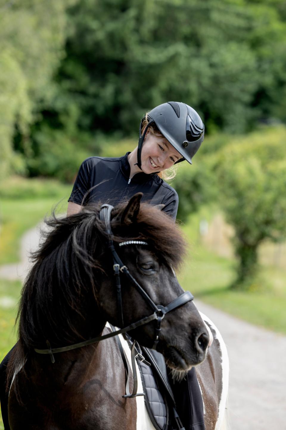 One K MIPS Defender-ridehjelm - glossy top, swarovski pipe