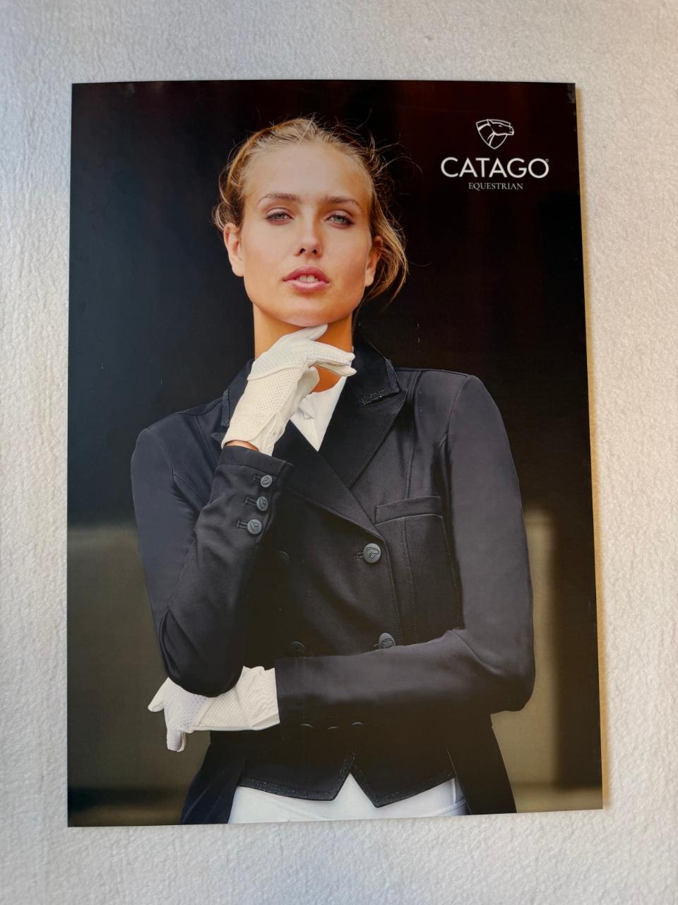 CATAGO SS23 Bordskilt A3 - Rhea dressurkjole