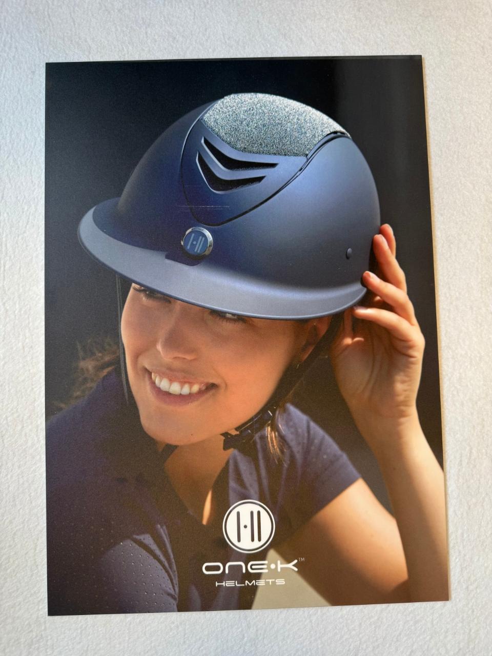 OneK Bordskilt A3 - Defender glossy shimmer navy