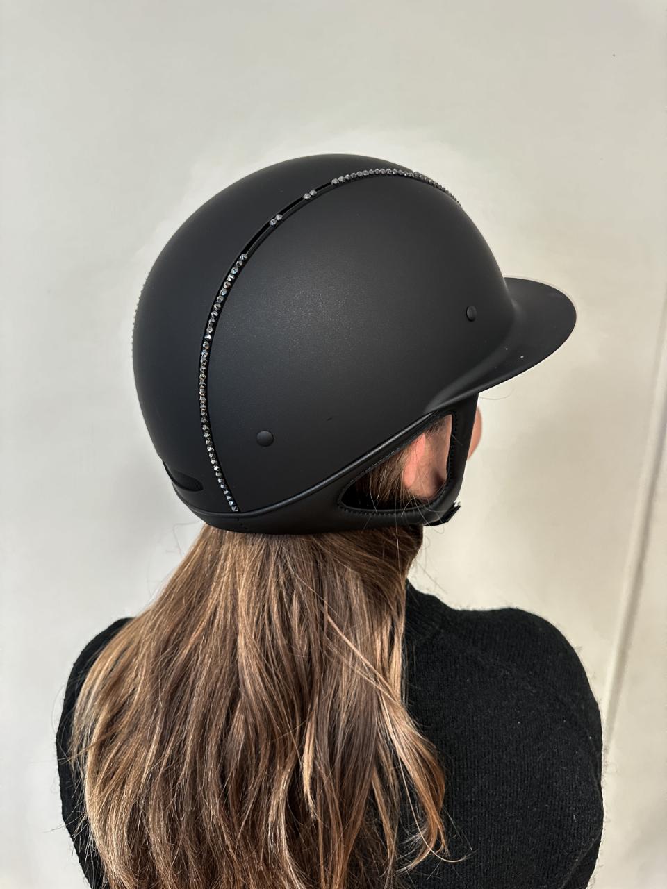 One K MIPS Avancé Lux ridehjelm - matt topp, svart swarovski pipe